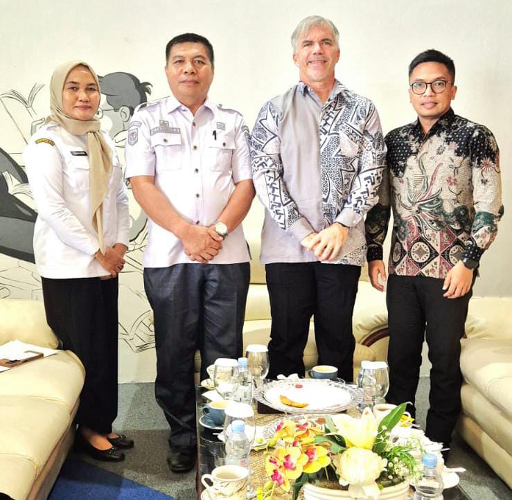 Gubernur Sulbar Suhardi Duka Bahas Potensi Tambang dan Energi dengan Konsulat AS di Bandara Tampa Padang