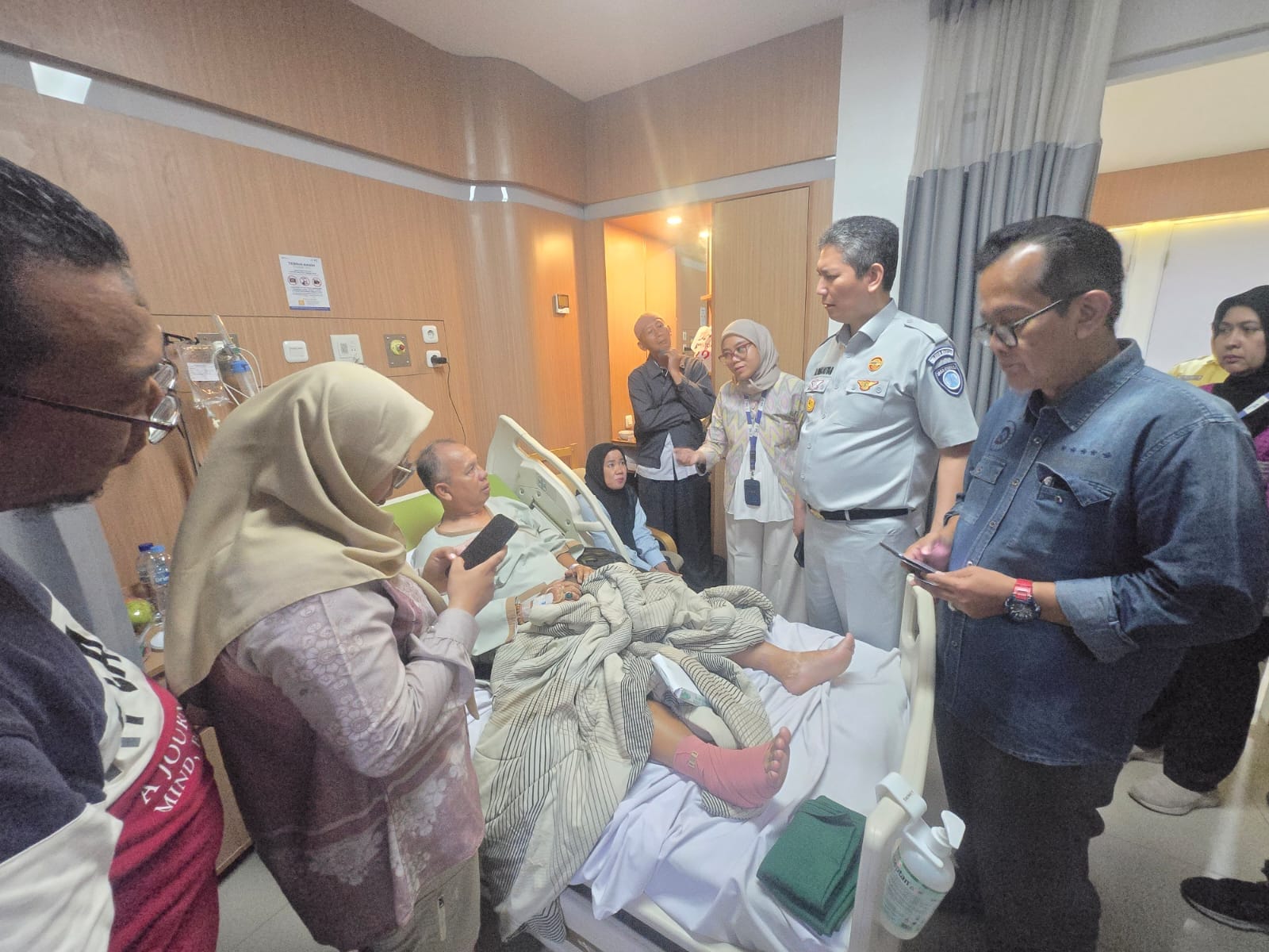 Kepala Jasa Raharja Banten Kunjungi Korban Kebakaran KMP Batumandi di RSKM Cilegon, Pastikan Operasi Fraktur Terjamin