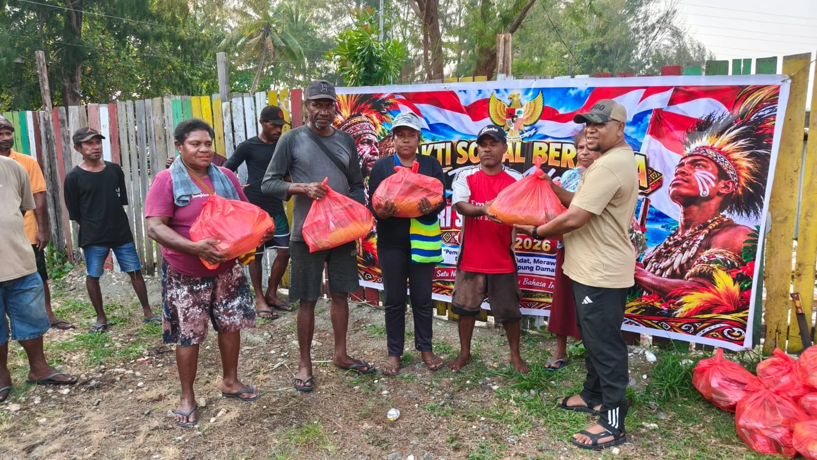 Kepala Suku Sembra Bagikan Sembako ke Warga Kampung Enggros Jayapura Jelang Hari Sumpah Pemuda