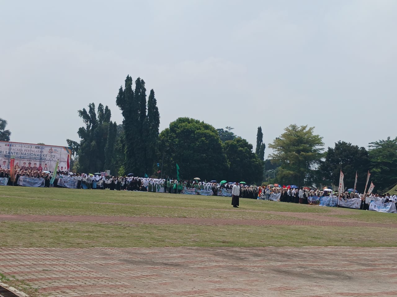 Ribuan Santri Padati Alun-alun Pandeglang di HSN ke-12, Wagub Banten Serahkan Bantuan Rp10 Juta