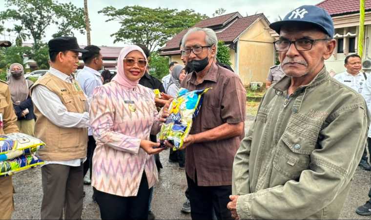 Pemkab Mempawah Jual Paket Sembako Rp 90 Ribu di Gerakan Pangan Murah, Bupati Erlina Tinjau Langsung