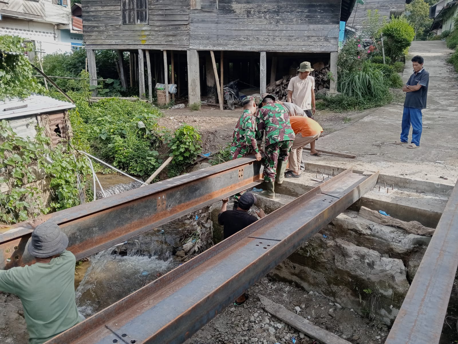 Kodim 0205/Tanah Karo Pasang Gelagar Jembatan di Desa Pernantin, Progres Capai 38 Persen