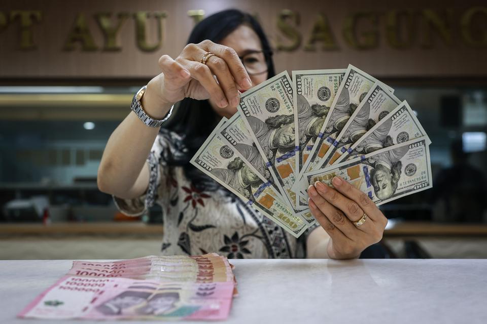 Rupiah Dibuka Melemah ke Rp 18.036 per US$ Usai BI Tahan Suku Bunga 5,75%