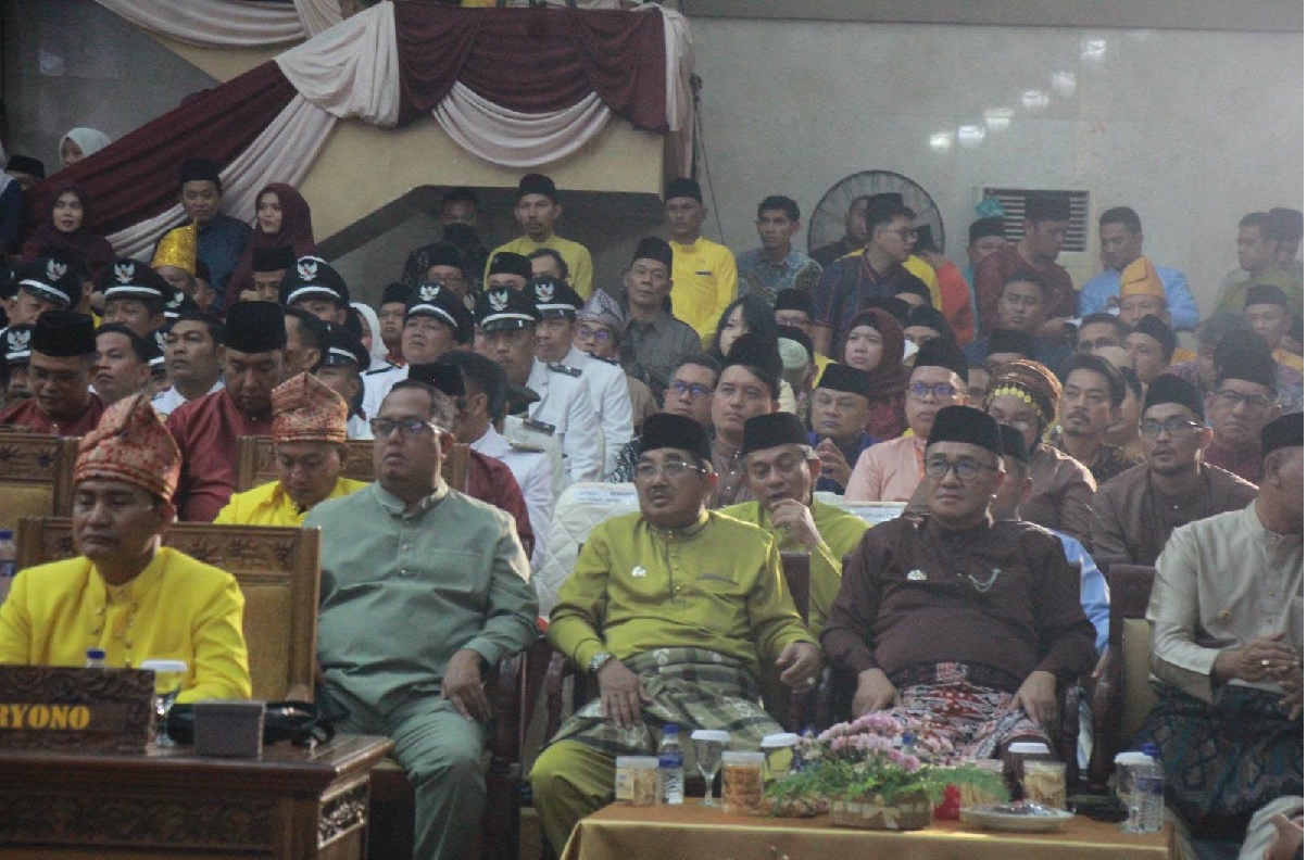 Bupati Tanjung Jabung Barat Anwar Sadat Hadiri Hari Jadi Tanjung Jabung Timur ke-27 di Gedung DPRD Muarasabak