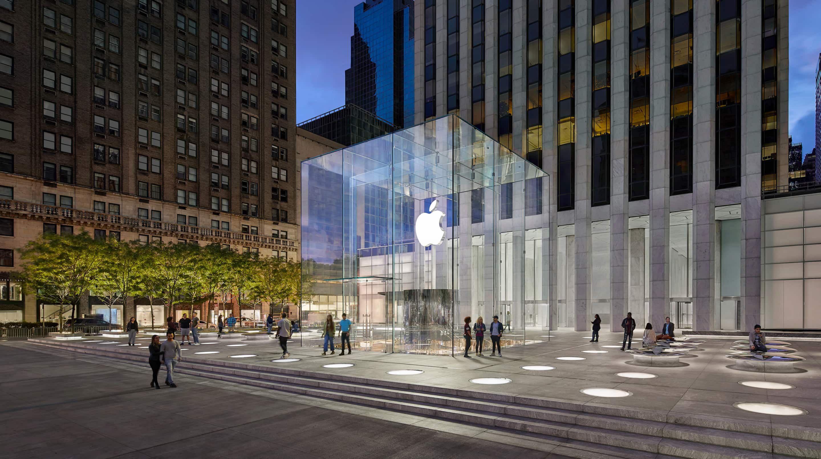 Apple Pasang Instalasi Raksasa iPhone Duo di Fifth Avenue Sebelum 23 Oktober