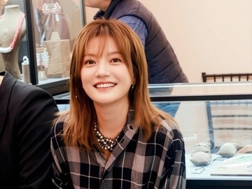 Vicky Zhao Kembali Tampil di Publik Usai 5 Tahun Hiatus