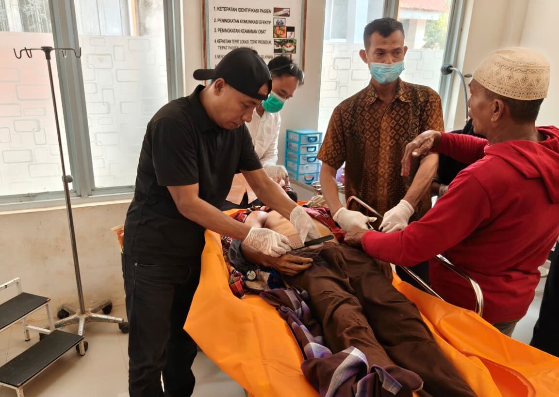 Petani di Polman Tewas Tertimpa Ranting Saat Bantu Tebang Pohon Setinggi 19,5 Meter