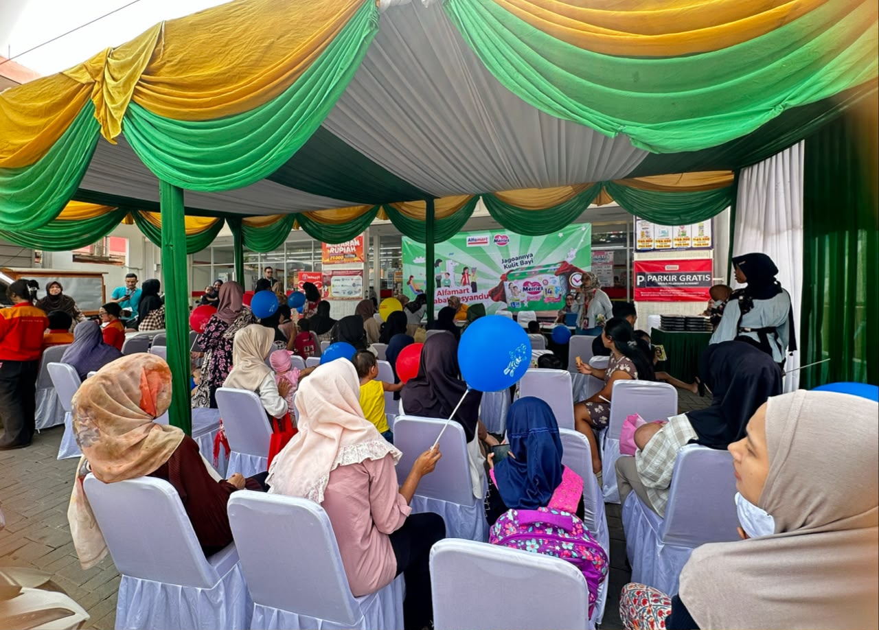 Alfamart Sahabat Posyandu di Bogor Beri Layanan Kesehatan Gratis dan Popok Merries untuk Balita