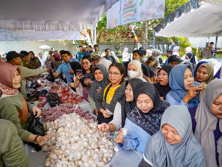 Pemkot Banjarbaru Gelar Pangan Murah di Halaman DKP3, Bawang Merah Rp 5.000 dan Bawang Putih Gratis dari Wali Kota