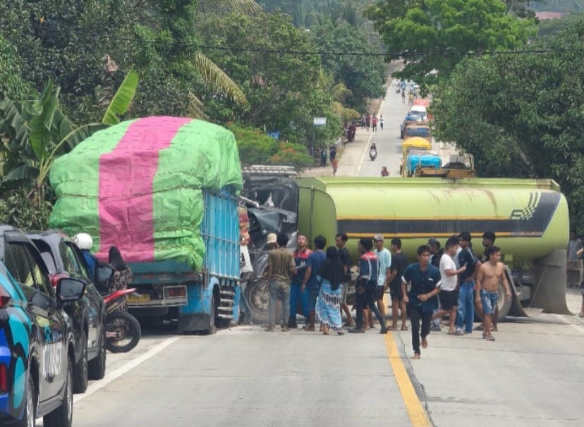Truk Tangki Hino Masuk Jalur Kanan di Tanjakan Sangkima, Sopir Dump Truk Luka Berat