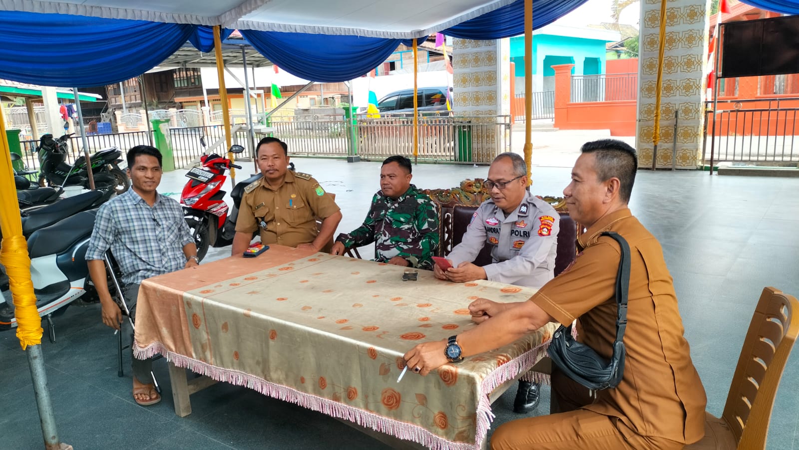 Bhabinkamtibmas Polsek Sanga Desa Sambangi Warga Ngulak, Ingatkan Larangan Karhutla dan Call Center 110