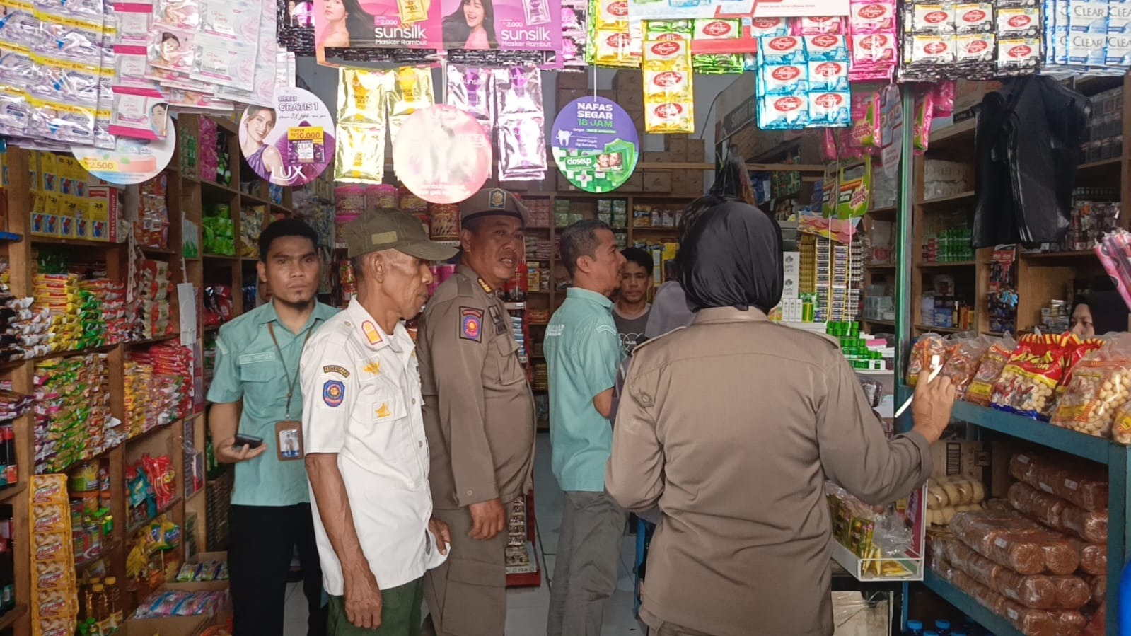 Satpol PP Sulbar Data 16 Toko di Mamuju dalam Pengawasan Rokok Ilegal, Edukasi Ciri Pita Cukai Palsu