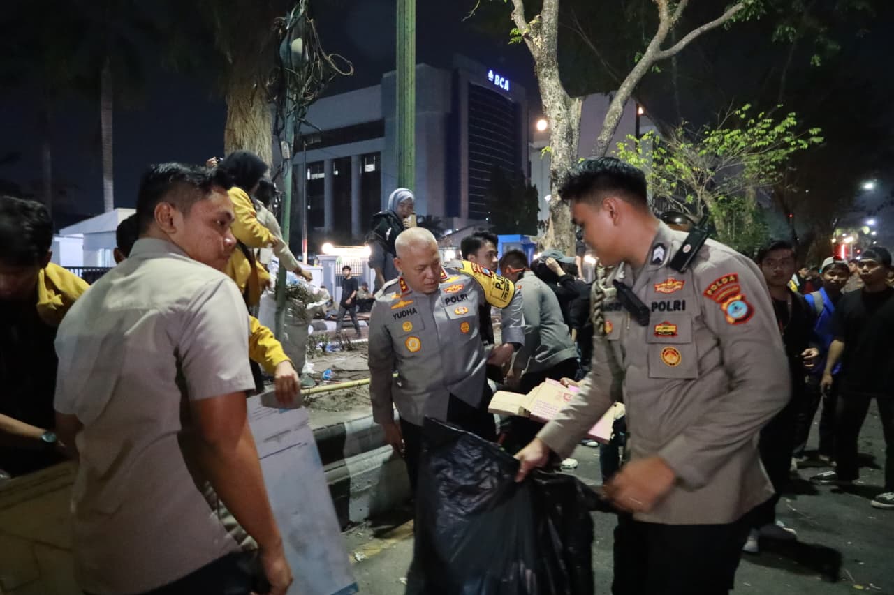 Aksi Demonstrasi Mahasiswa di DPRD Kalsel Berakhir Kondusif, Kapolda dan Demonstran Bersihkan Sampah Bersama