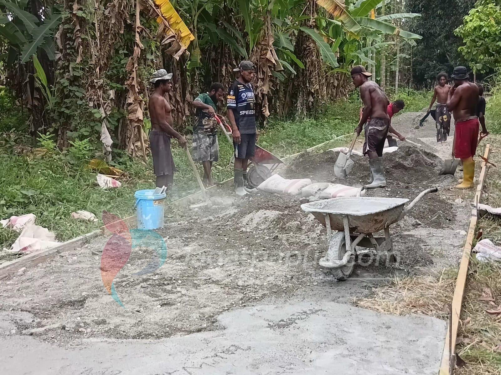 Satgas TMMD 130 Kodim 1808/Mansel dan Warga Yamboi Bahu-Membahu Cor Jalan Beton di Ransiki