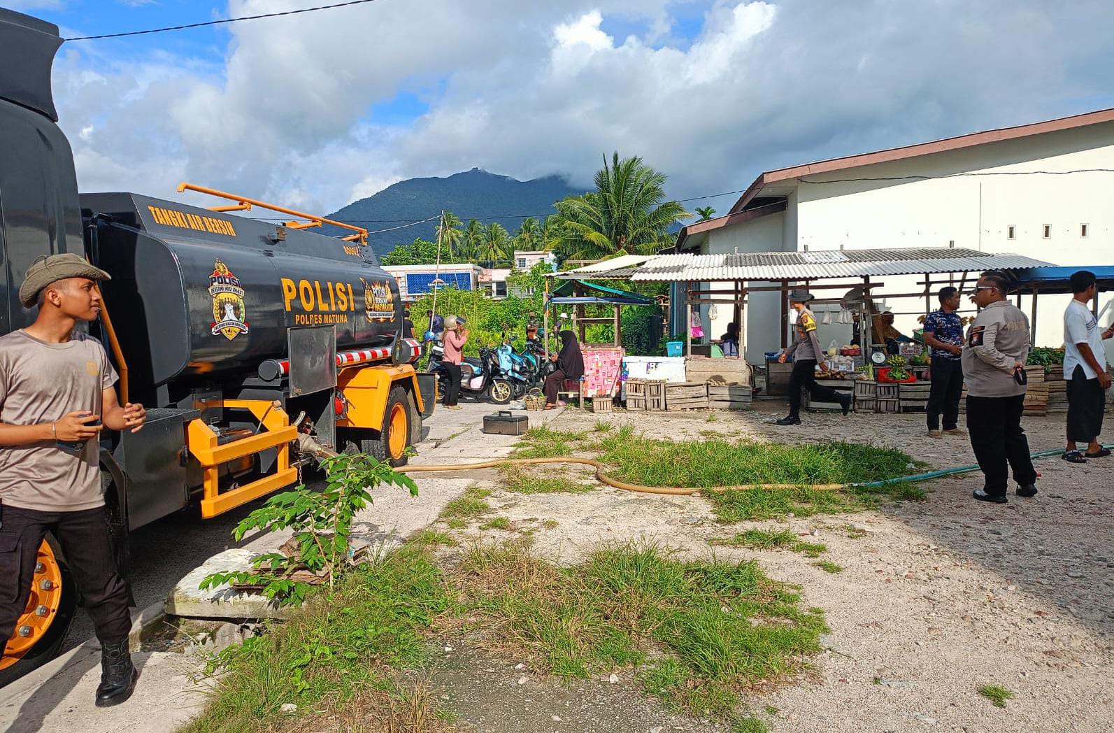 Polres Natuna Bersihkan Pasar Ranai Tahap Kedua, Salurkan 8 Ton Air Bersih untuk Pedagang