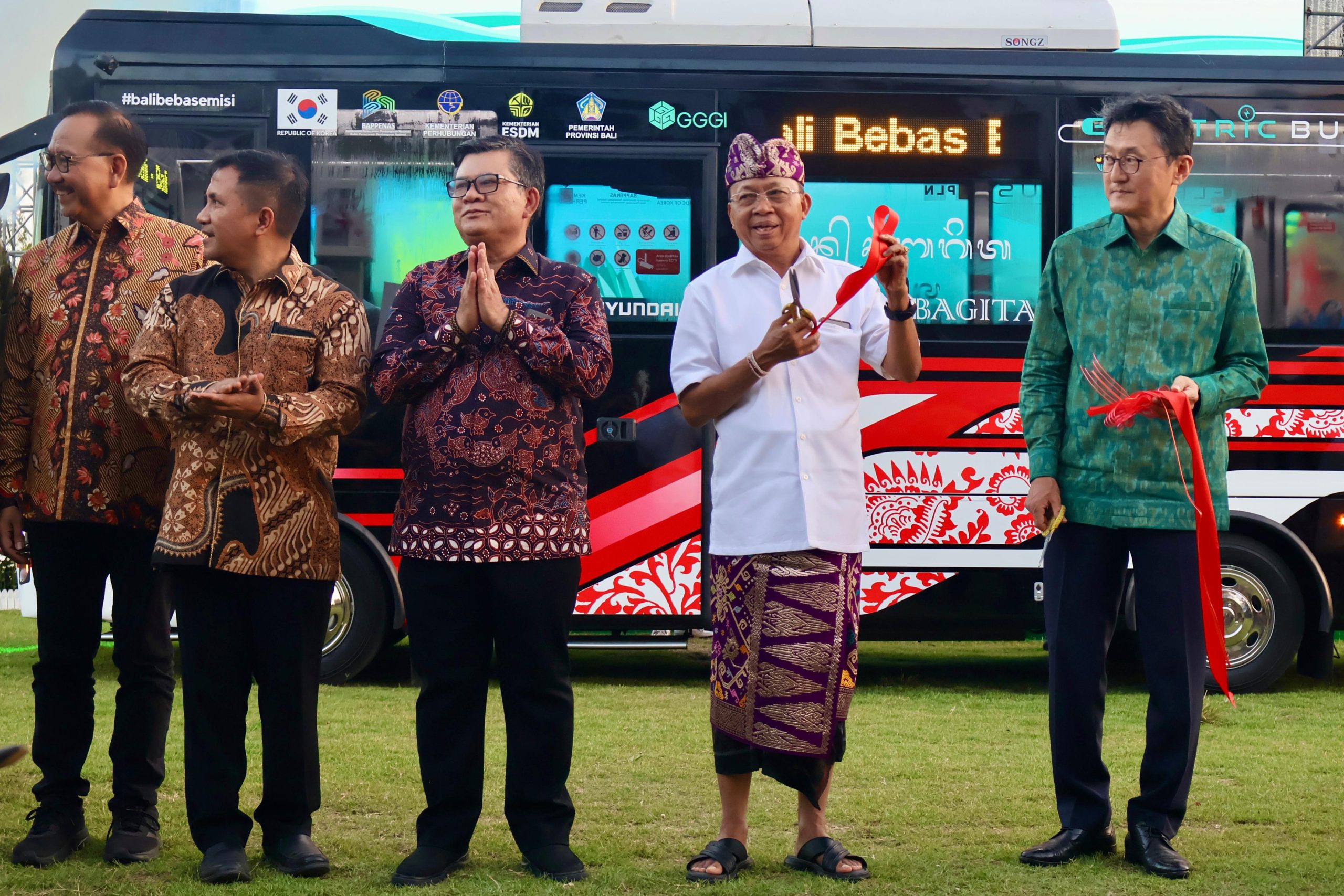 Gubernur Bali Wayan Koster Luncurkan 11 Bus Listrik Trans Sarbagita dan 6 Charging Station Hibah Proyek Bali E-Mobility