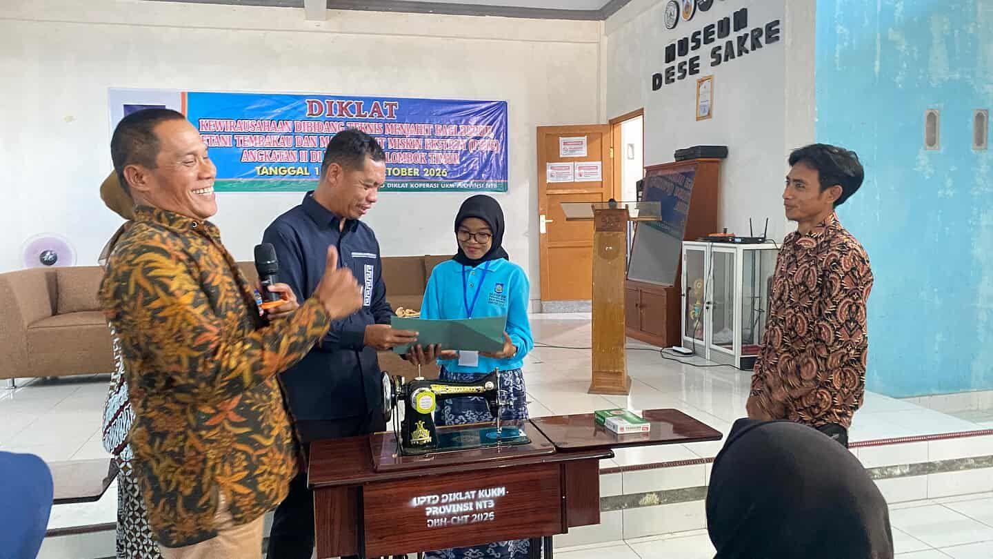 Diskop UKM NTB Tutup Diklat Menjahit Angkatan II di Desa Sakra, 20 Warga Rentan Terima Mesin Jahit