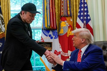 Trump Sebut Elon Musk Pulihkan Akses Starlink untuk Ukraina