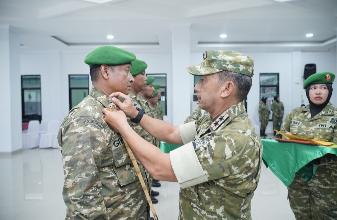 Pangdam XXVIII/Moloku Kie Raha Beri Kenaikan Pangkat Luar Biasa ke 7 Prajurit Penarik Senjata Warga