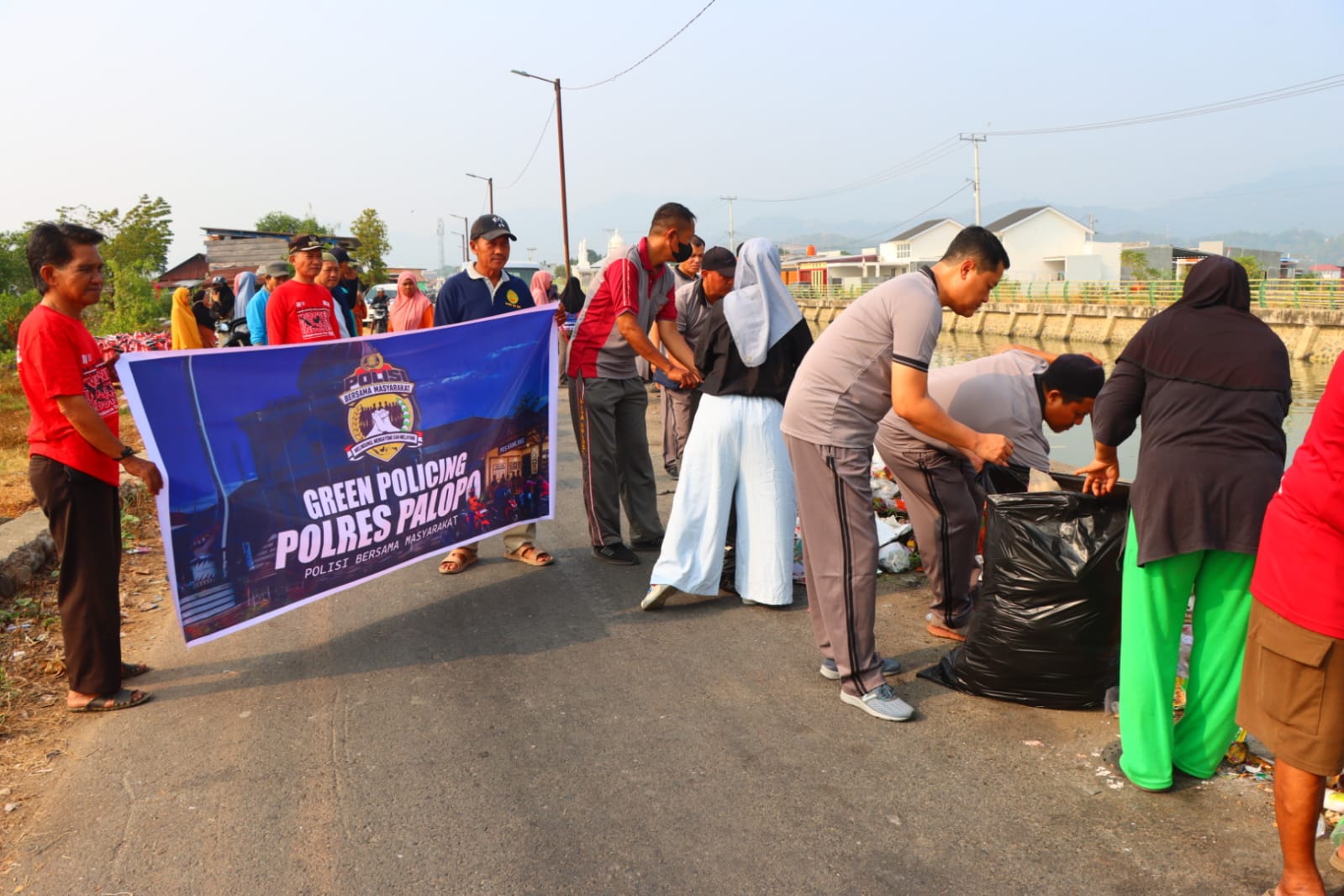 Polres Palopo Kerahkan Personel Bersihkan Tumpukan Sampah di Pesisir Taman Lopi, Kapolres Turun Langsung