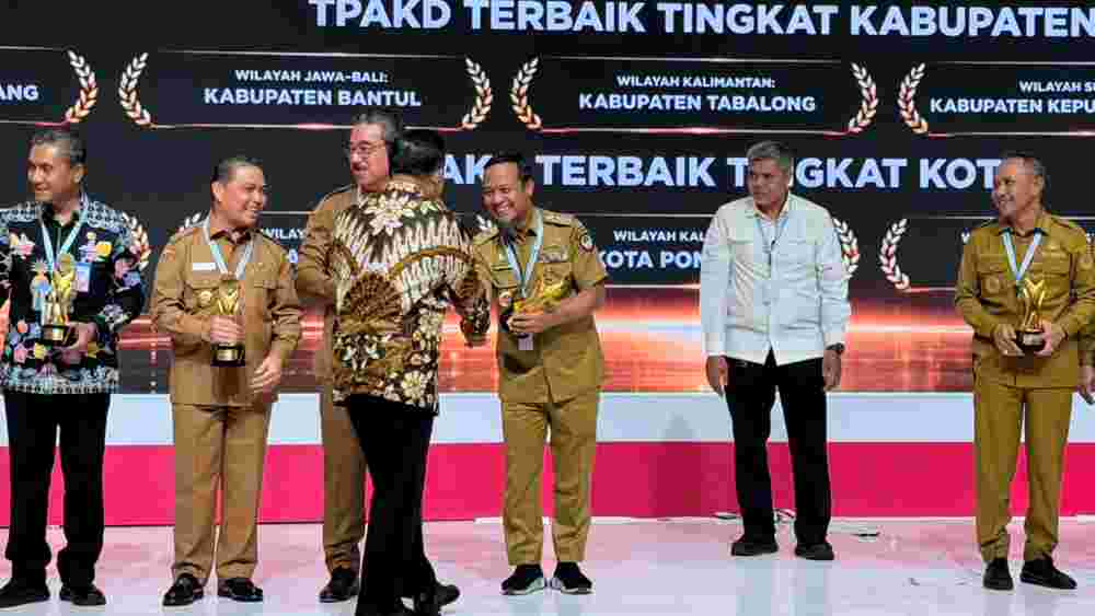 Pemprov Sulsel Raih TPAKD Award 2026, Gubernur Andi Sudirman Sebut Penyaluran KUR Rp14,65 Triliun Tembus 5 Besar Nasional
