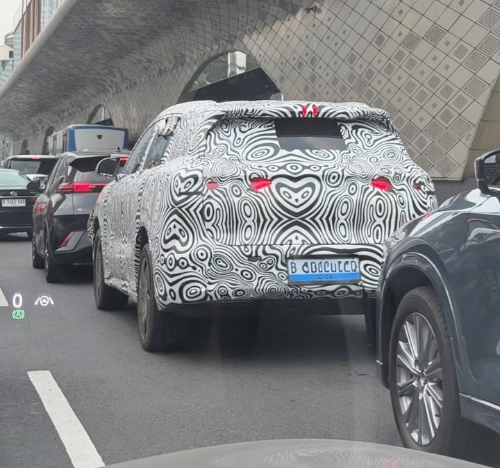 BYD Atto 8 Kamuflase Tertangkap di Bundaran HI, Sinyal Masuk Indonesia