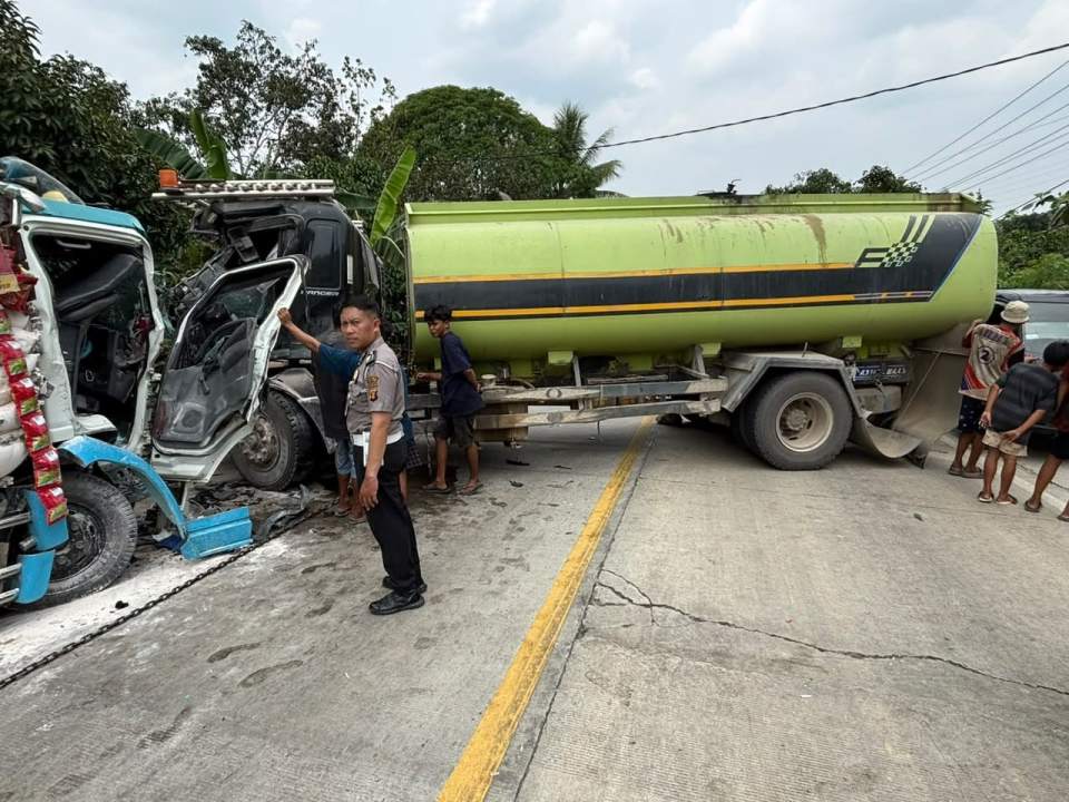 Dua Truk Adu Banteng di Jalan Poros Sangatta–Bontang KM 26, Sopir Dump Truck Luka Berat