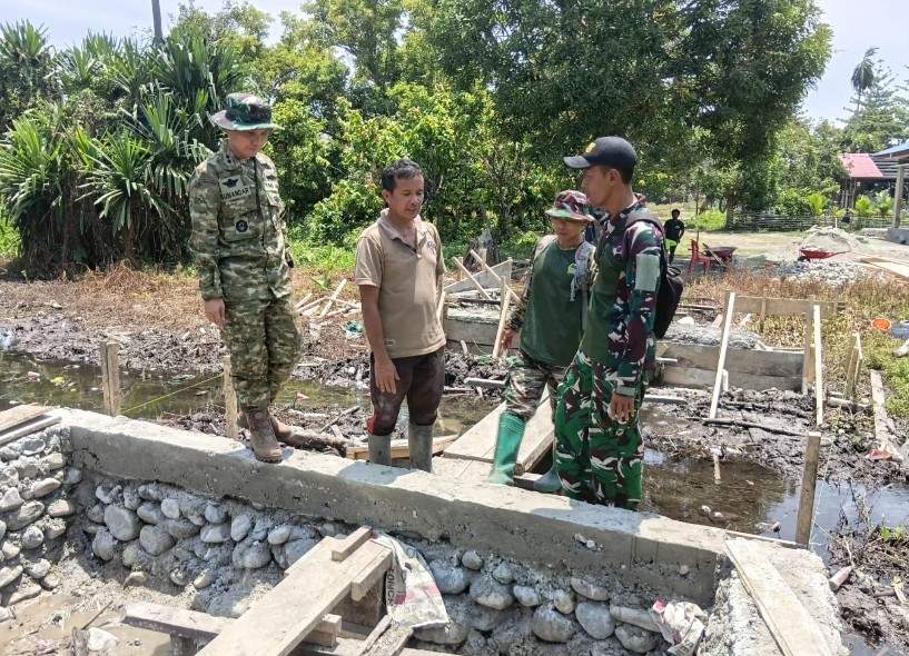 Dansatgas TMMD Ke-130 Mansel Tinjau Pembangunan Jembatan di Kampung Yamboi, Cek Pondasi dan Struktur Penyangga