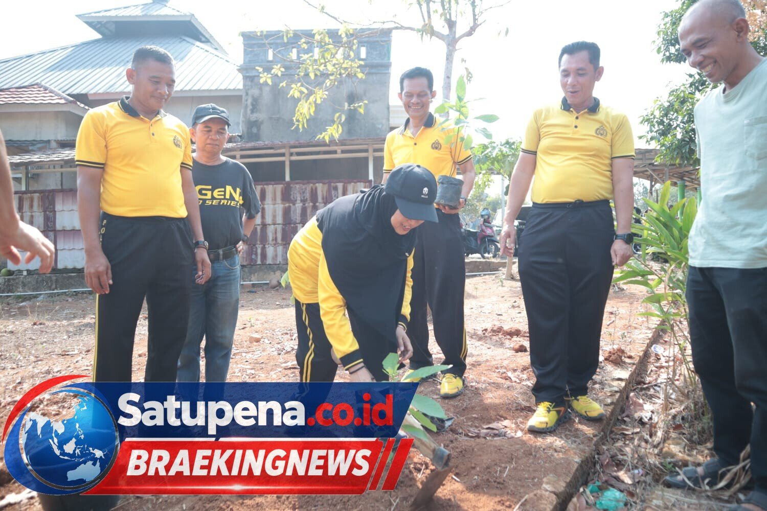 Polres Lampung Utara Kerahkan Puluhan Personel Bersihkan Masjid Al-Ikhlas dan Tanam Pohon Pelindung