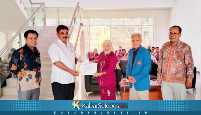 FKM Untad Beri Penghargaan Kepala SMKS Muhammadiyah 1 dan SMAN 2 Palu, 3 Wisudawan Cumlaude Periode 139 Dilepas