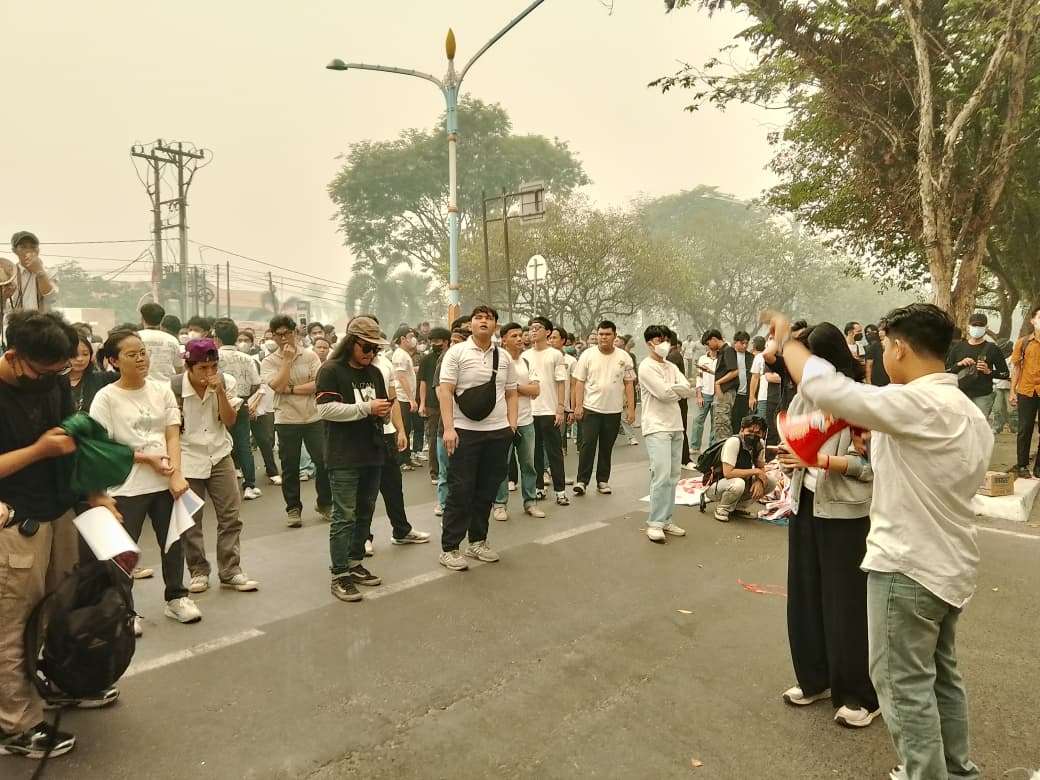 Mahasiswa Palangka Raya Kembali Demo di Kantor Gubernur Kalteng, Desak Bertemu Langsung soal Karhutla