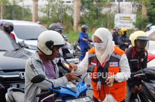 FOZ Kepri dan Rumah Zakat Bagikan Masker dan Air Mineral ke Pengendara di Simpang Polux Habibie Batam