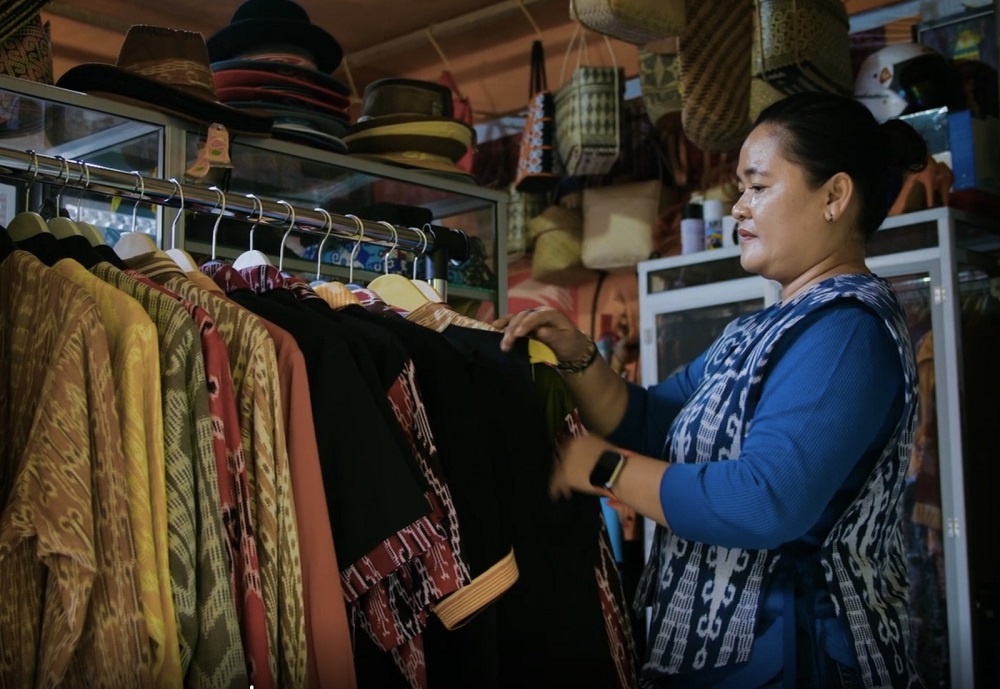 Galeri Sintang Milik Sumjulia Tembus Pasar Sarawak Berkat Kredit Usaha Mikro Bank Kalbar
