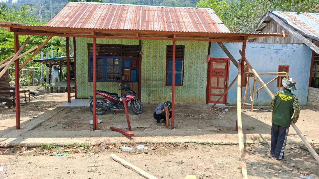 Satgas TMMD Kodim 1808/Mansel Rehabilitasi Rumah Warga Kampung Yamboi Jelang Natal 2026