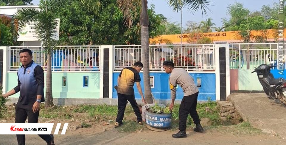 Personel Polsek Kota Mamuju dan Warga Gotong Royong Bersihkan Jalan Ir. H. Djuanda