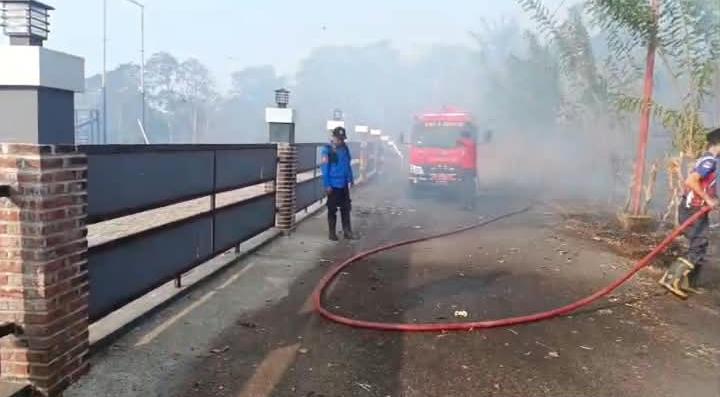 Damkar Minahasa Utara Kendalikan Api di Depan Kawasan Rae Waya Hills Airmadidi, Warga Diminta Waspada