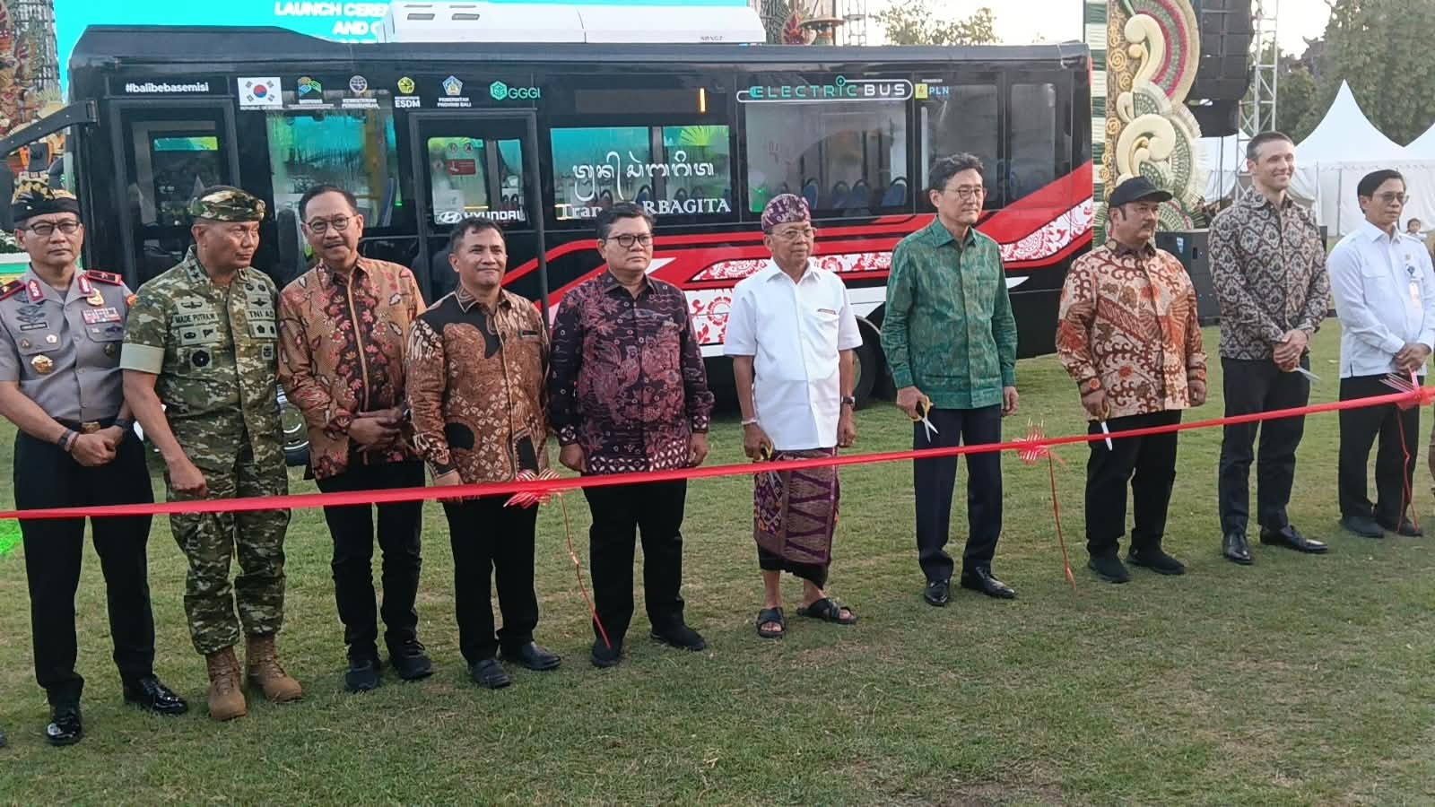 Gubernur Bali Wayan Koster Dorong Kendaraan Listrik di Tengah Kelangkaan BBM, Luncurkan Bus Listrik dan SPKLU di Renon