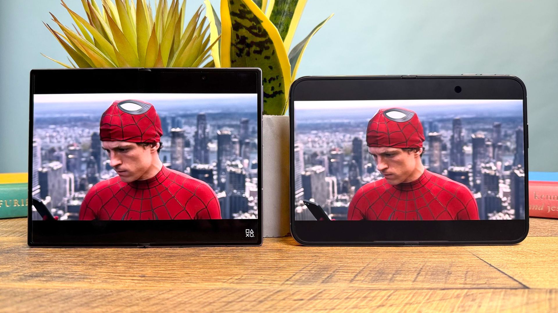 iPhone Duo vs Galaxy Z Fold 8: Layar Matte Apple atau OLED Samsung