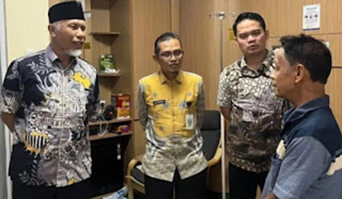 Gubernur Sumbar Mahyeldi Jenguk Ketua MUI Zulkarnaini di Cilegon Usai Selamat dari Kebakaran KMP Batumandi