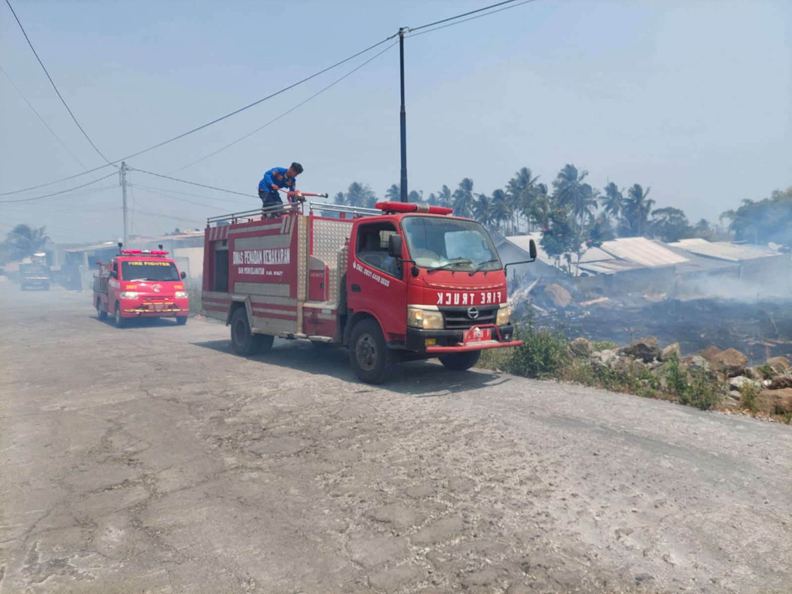 Kebakaran Lahan di Watudambo Nyaris Sambar Rumah Warga, Damkar Minahasa Utara Kerahkan Personel