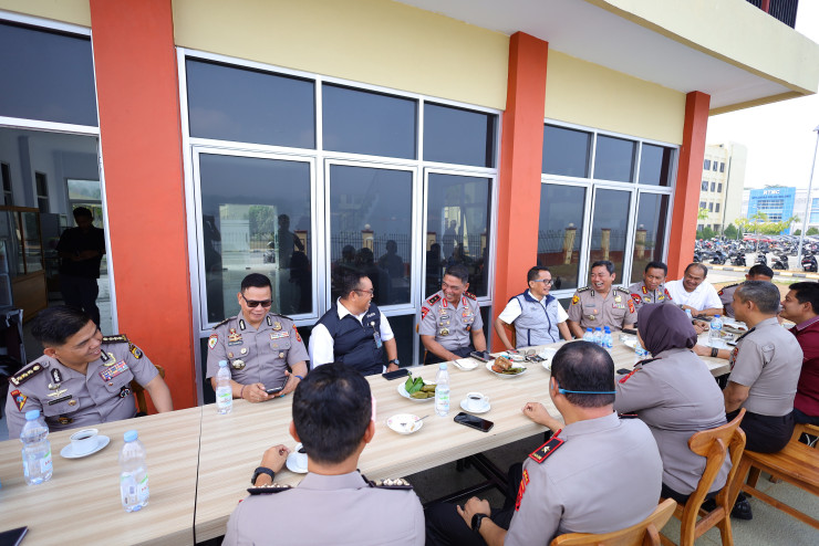 Kapolda Maluku dan Bulog Kanwil Maluku-Malut Sepakati Sinergi Jaga Distribusi Bahan Pokok Antarpulau