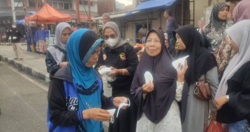 Kabut Asap Selimuti Padang Panjang, PJKIP Bagikan 1.000 Masker di Pasar Pusat