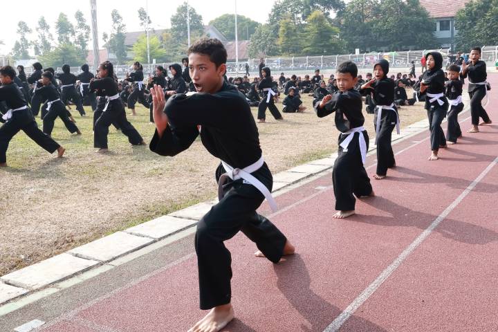 5.021 Pelajar Kota Tangerang Pecahkan Rekor MURI Lewat Pencak Silat Serentak di Stadion Benteng Reborn