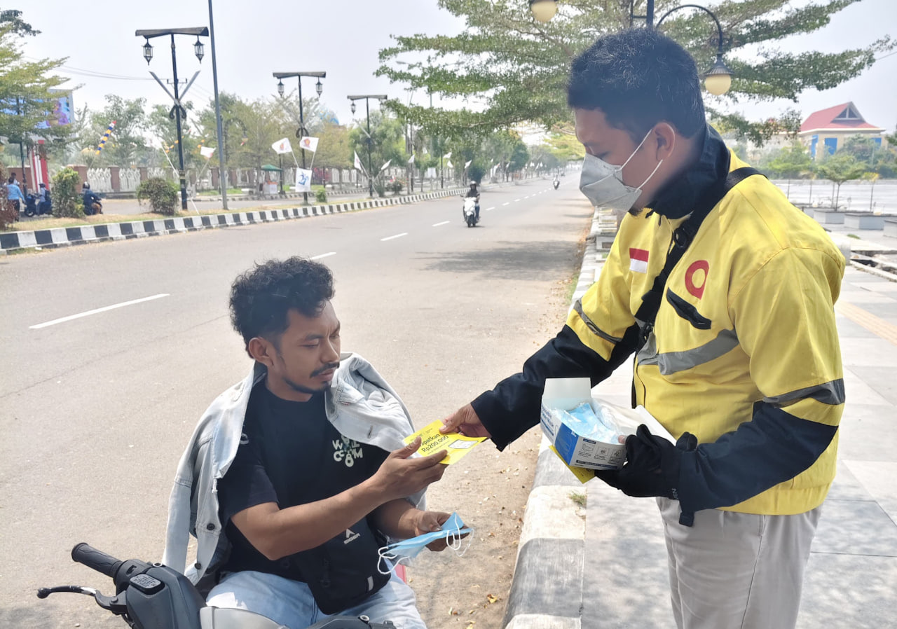 Maxim Salurkan 1.000 Masker untuk Warga Oba Utara Tidore Kepulauan yang Terdampak Kabut Asap Karhutla