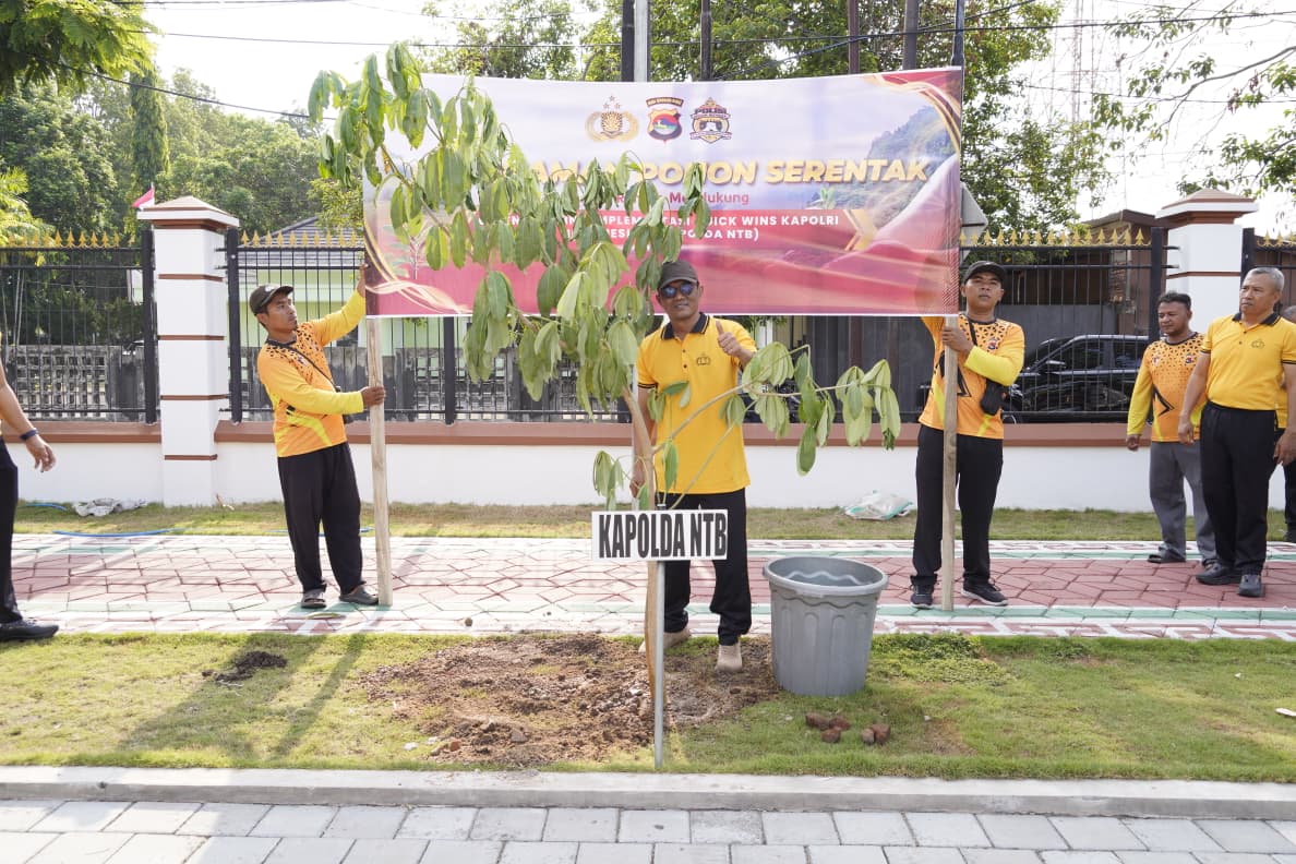 Kapolda NTB Tanam Pohon Pule, Mangga, dan Mahoni di Kejati NTB Dukung Green Policing