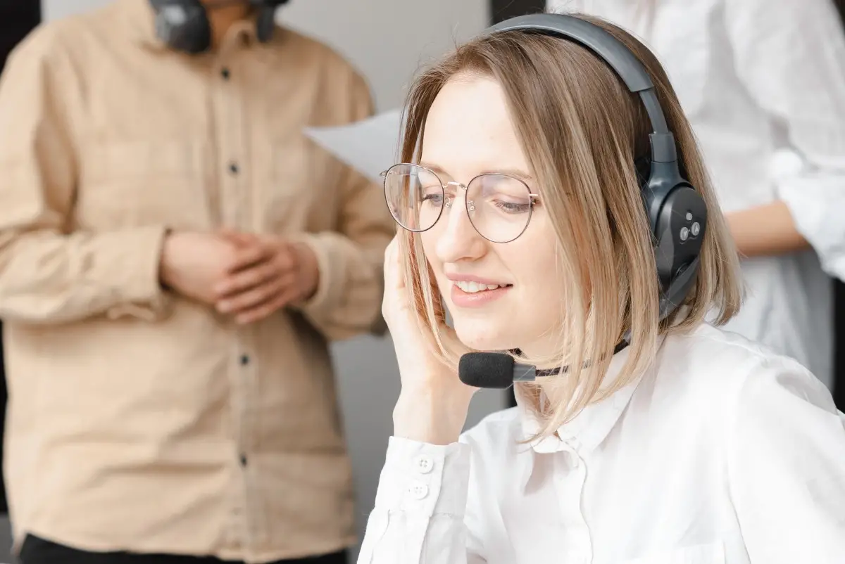 Apa Itu AI Assistant? Cara Kerja, Contoh, dan Beda dengan AI Agent