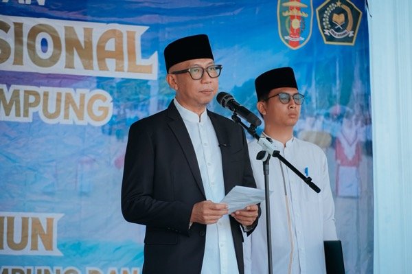 Gubernur Lampung Pimpin Upacara Hari Santri 2026 di Ponpes Hidayatul Mubtadiin, Serahkan Beasiswa hingga Bibit Alpukat