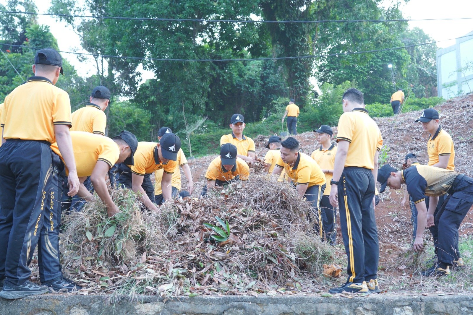 Polda Sulbar Gelar Green Policing di Perbukitan Desa Bambu Mamuju, Fokus Antisipasi Longsor