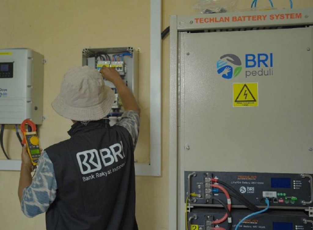 BRI Peduli Pasang PLTS di Desa dan Wilayah Bencana, Beri Listrik Ribuan Keluarga