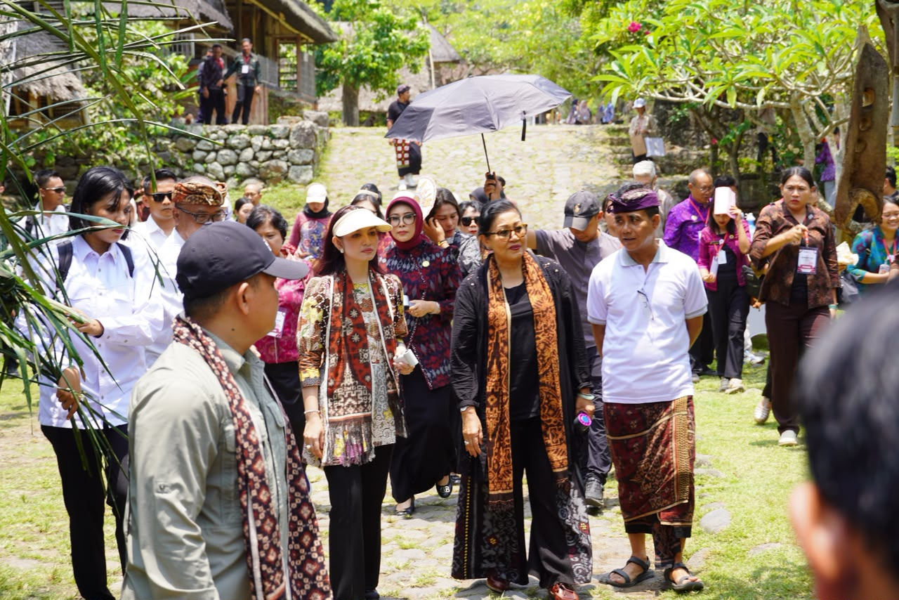 Ketua Dekranas Selvi Gibran Kunjungi Penenun Geringsing Tenganan, Soroti Regenerasi Perajin di Karangasem